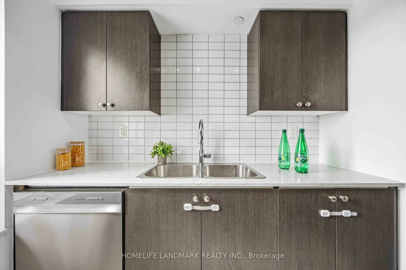 1346, Danforth, Eglinton East, Toronto