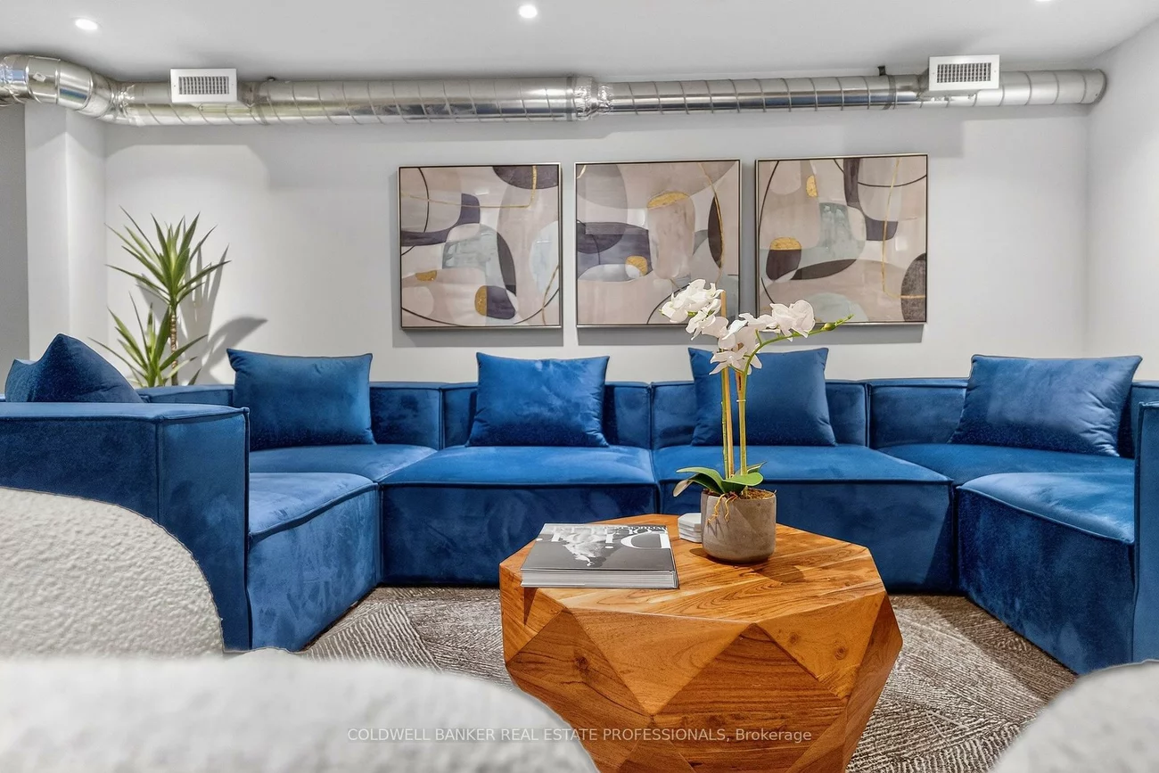 1159, Dundas, South Riverdale, Toronto