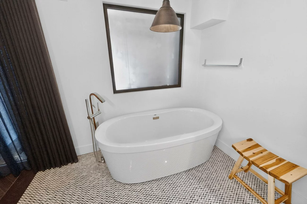 1159, Dundas, South Riverdale, Toronto