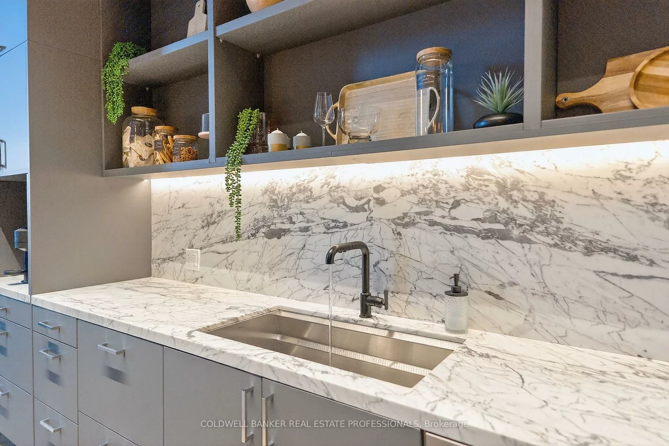 1159, Dundas, South Riverdale, Toronto