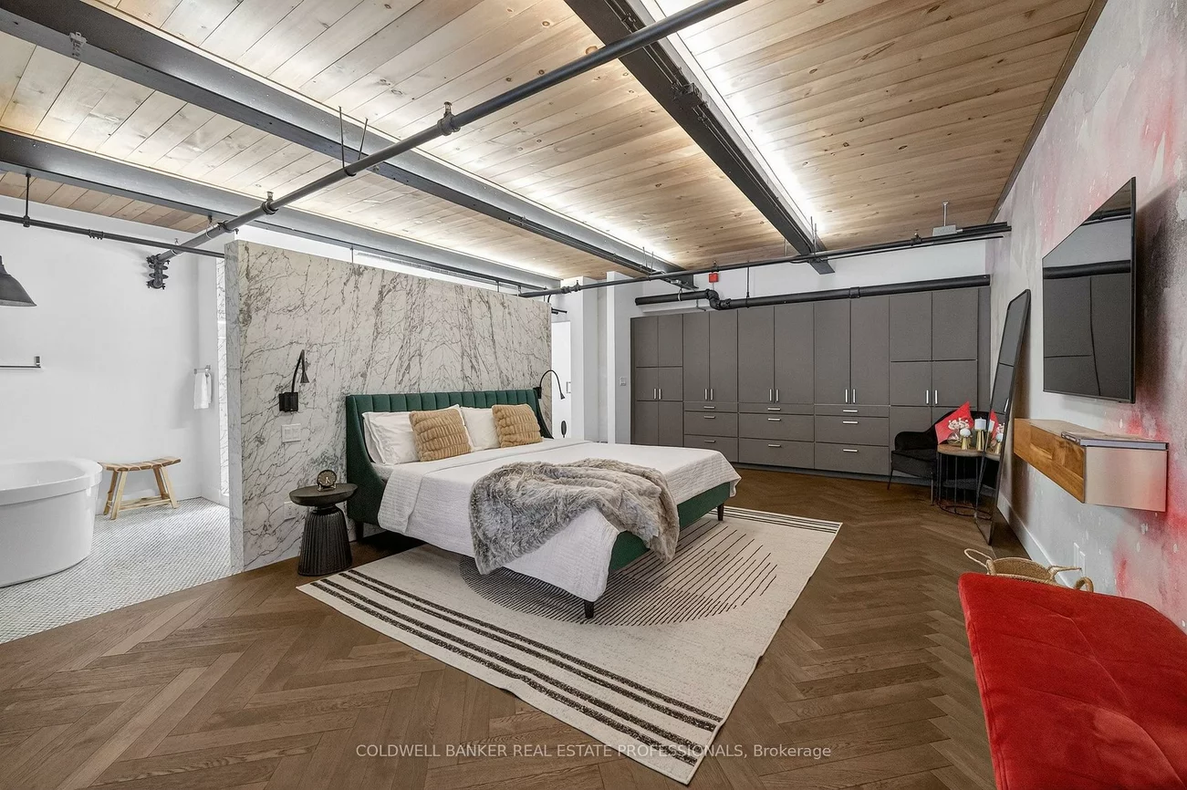 1159, Dundas, South Riverdale, Toronto