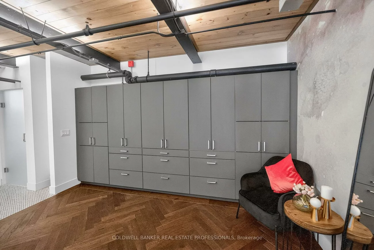 1159, Dundas, South Riverdale, Toronto