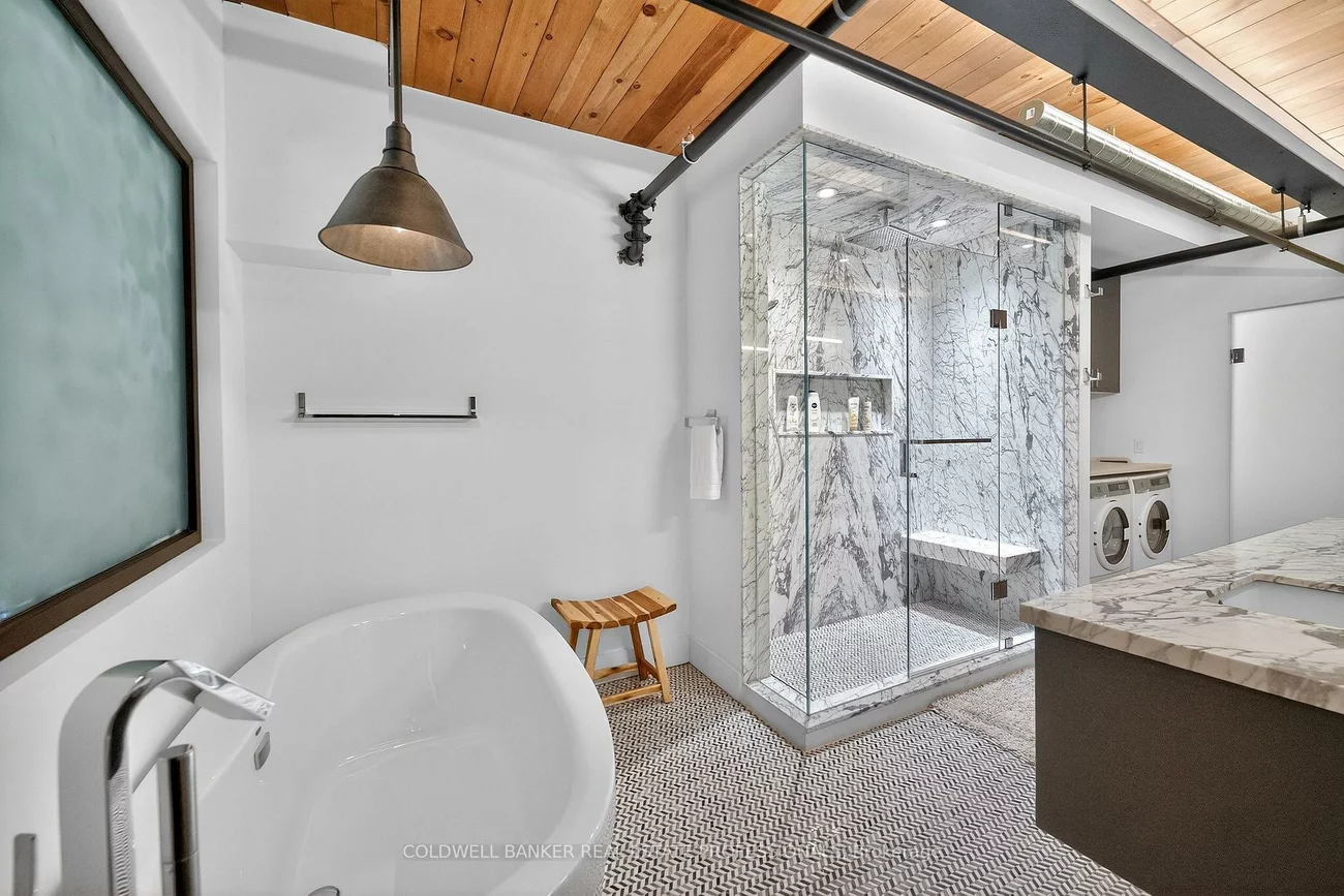 1159, Dundas, South Riverdale, Toronto