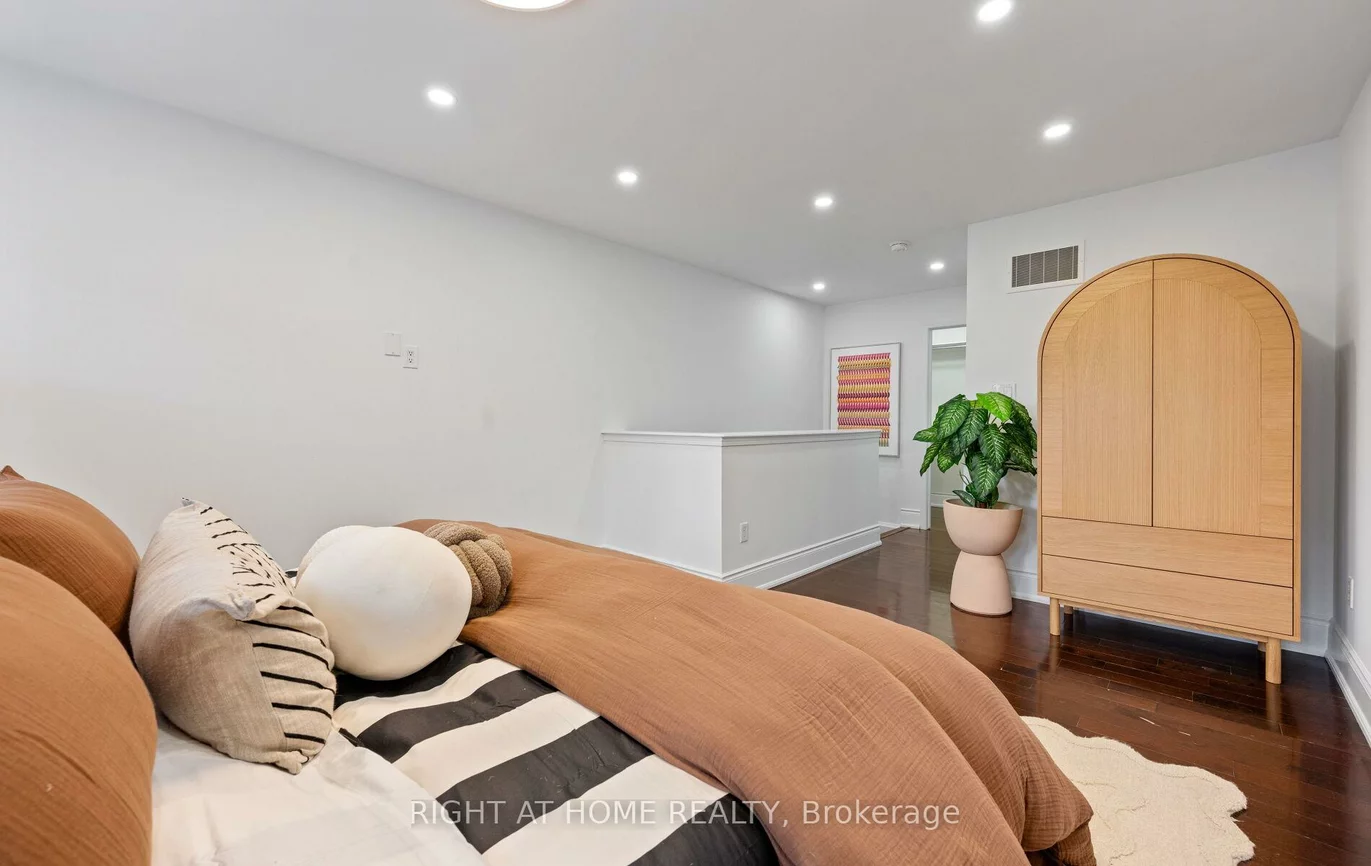 50, Mendelssohn, Clairlea-Birchmount, Toronto