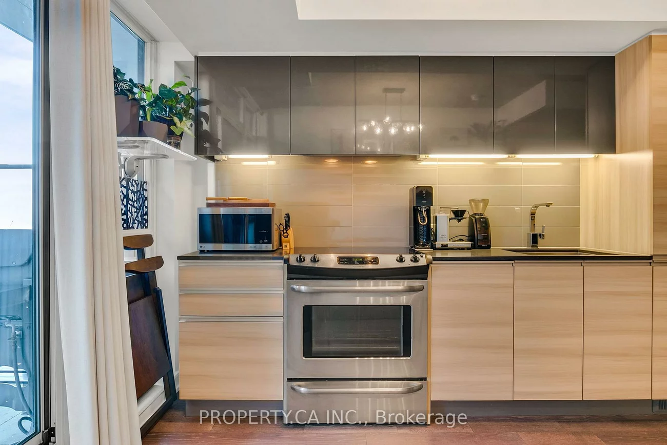1190, Dundas, South Riverdale, Toronto