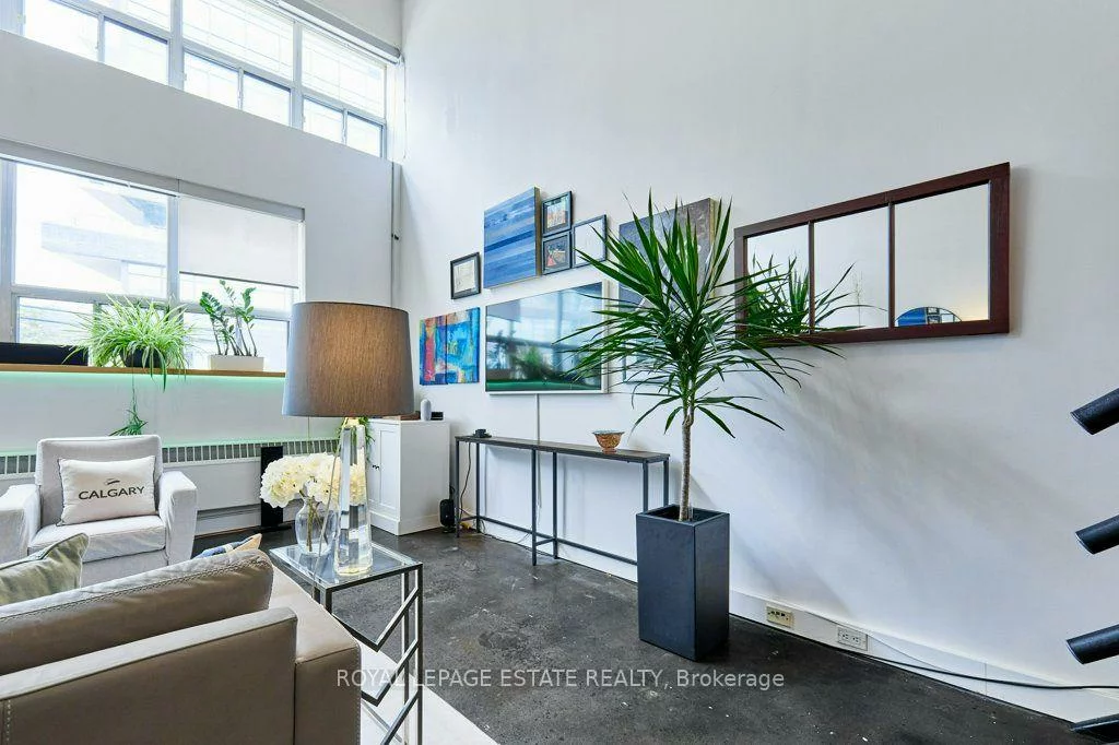 1173, Dundas, South Riverdale, Toronto