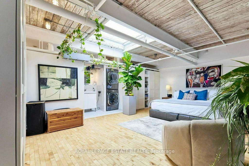 1173, Dundas, South Riverdale, Toronto