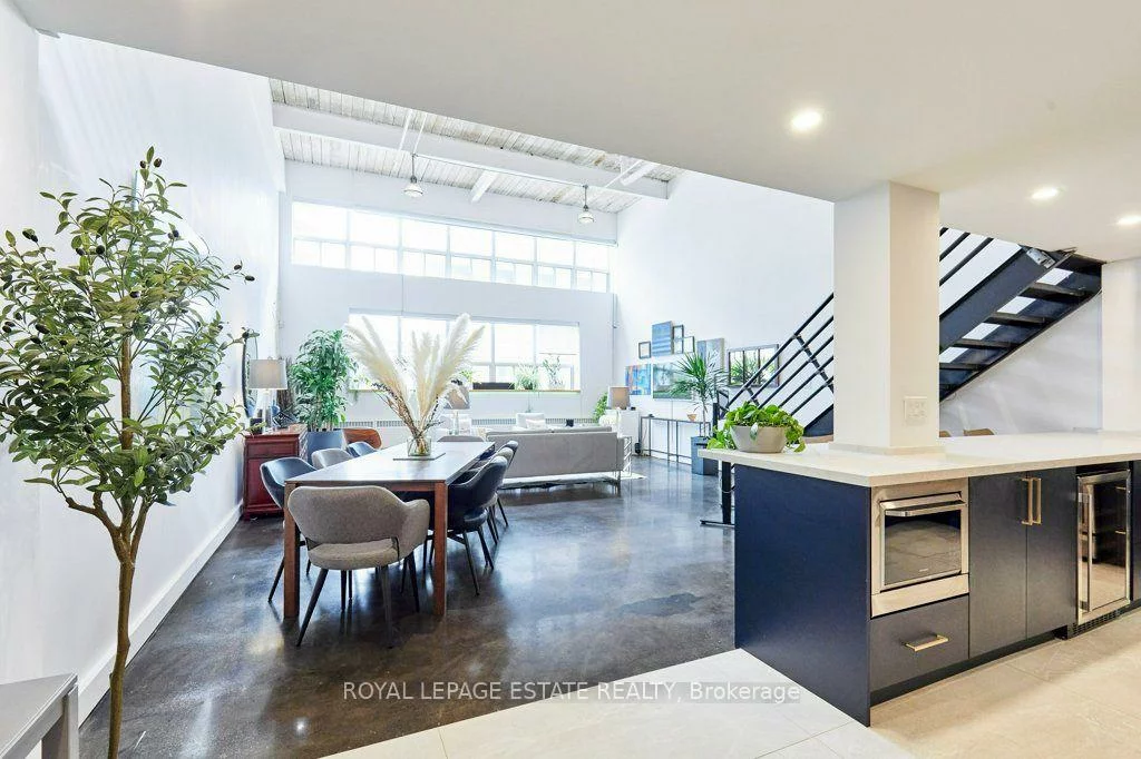 1173, Dundas, South Riverdale, Toronto