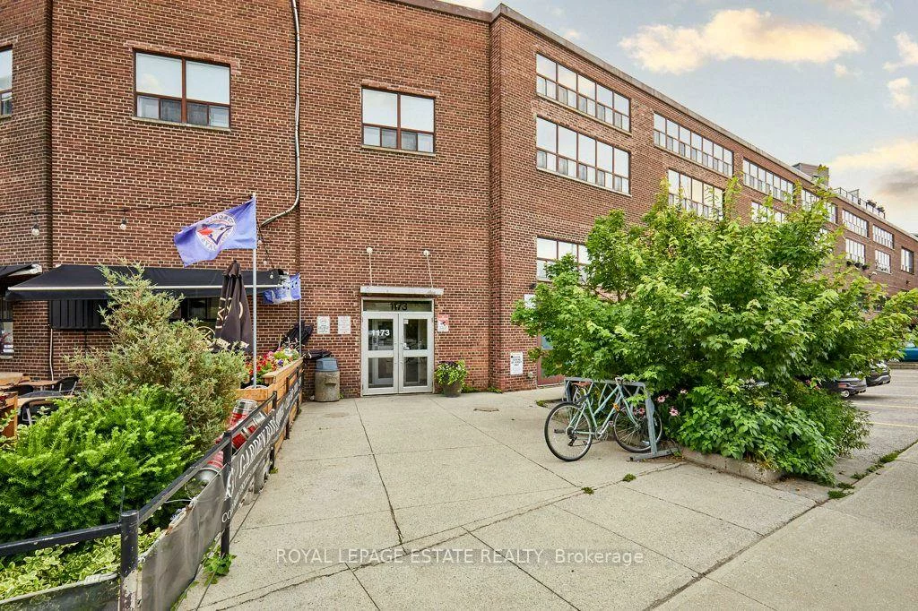1173, Dundas, South Riverdale, Toronto
