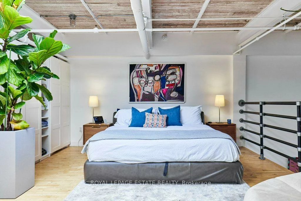 1173, Dundas, South Riverdale, Toronto