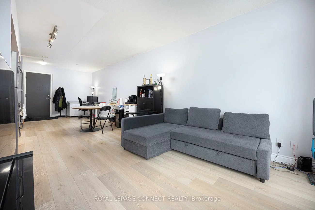 105, The Queensway, High Park-Swansea, Toronto