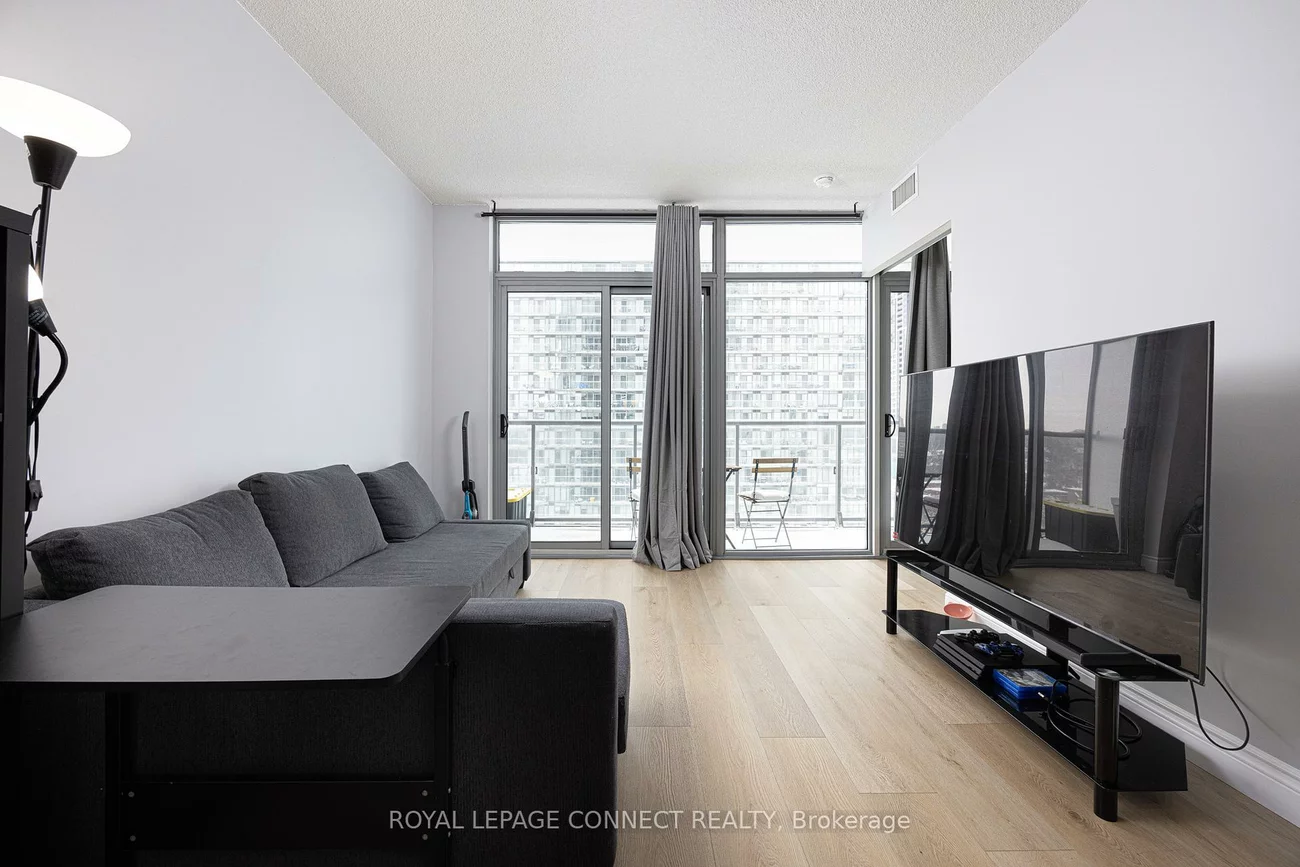 105, The Queensway, High Park-Swansea, Toronto