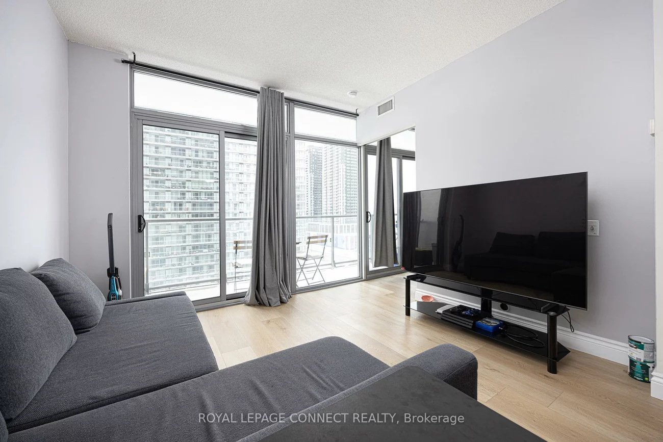 105, The Queensway, High Park-Swansea, Toronto