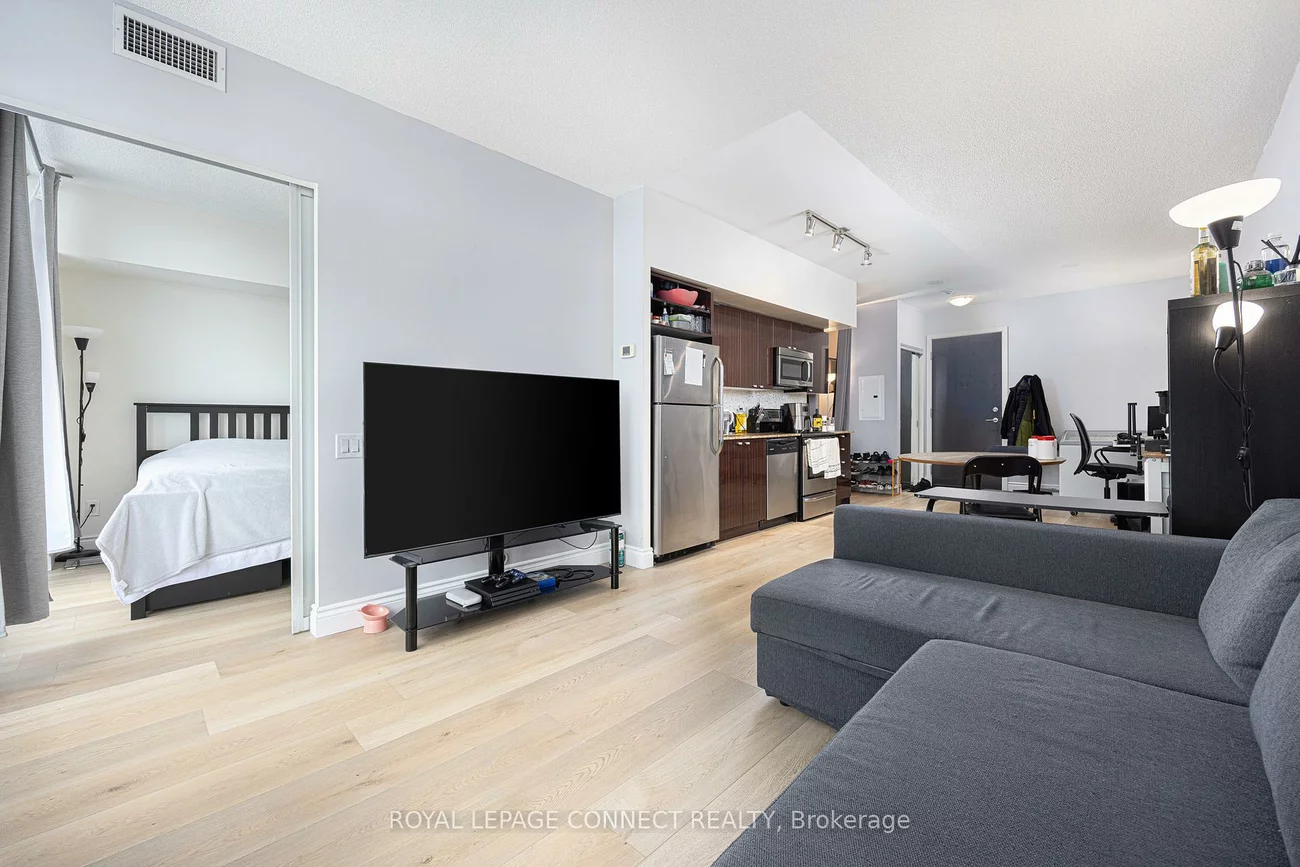 105, The Queensway, High Park-Swansea, Toronto