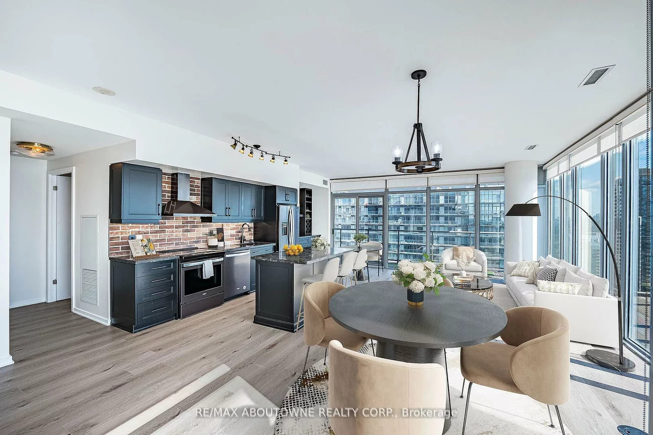105, The Queensway, High Park-Swansea, Toronto