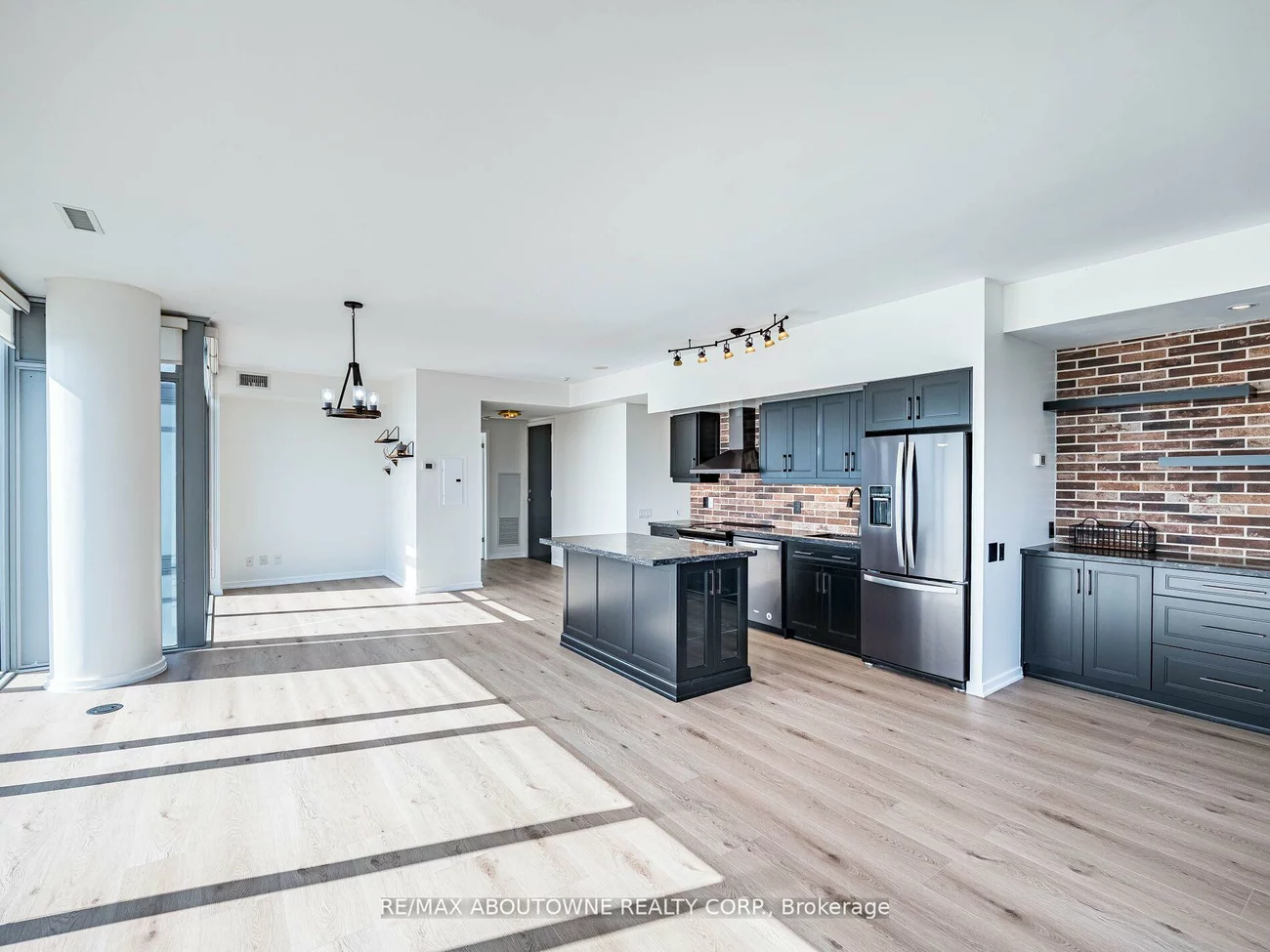 105, The Queensway, High Park-Swansea, Toronto