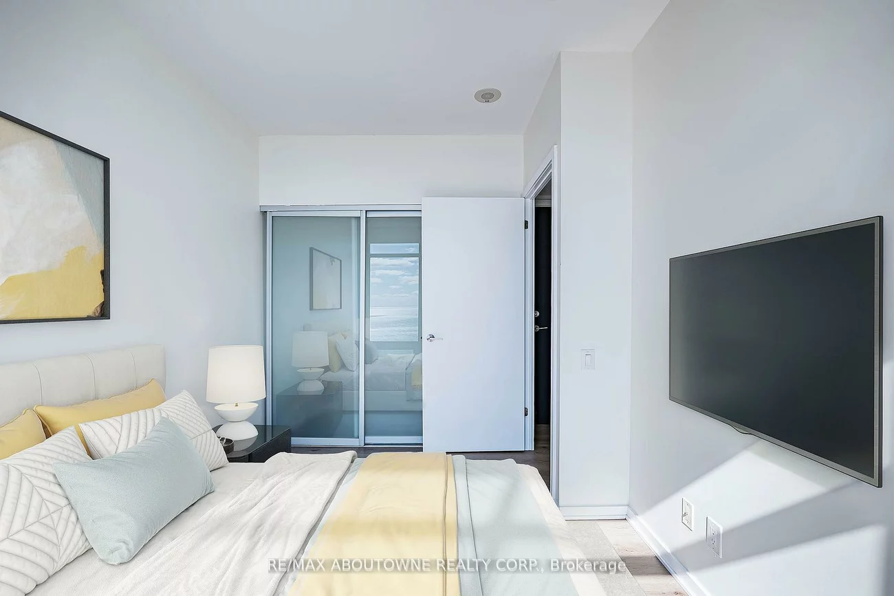 105, The Queensway, High Park-Swansea, Toronto