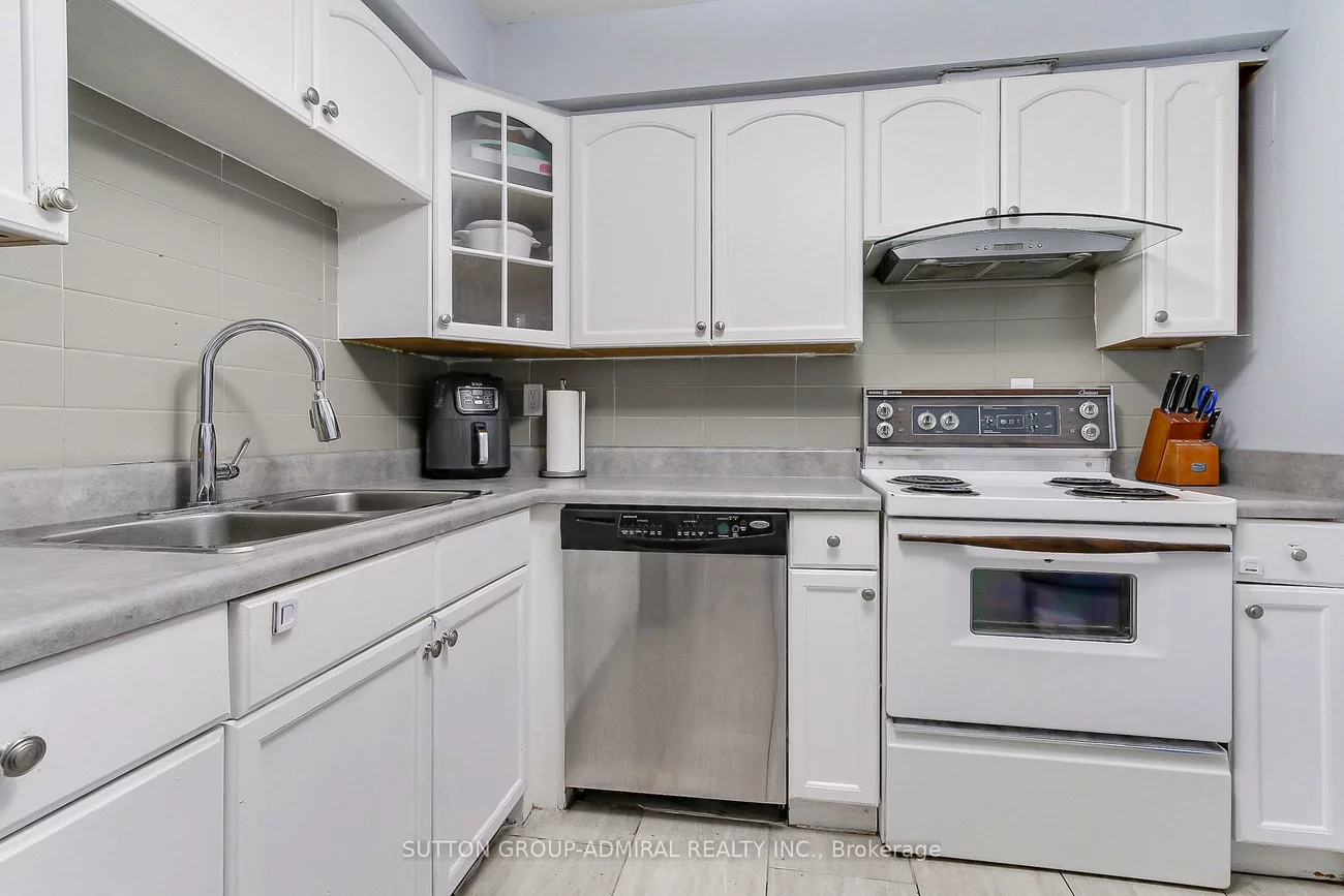 2470, Eglinton, Beechborough-Greenbrook, Toronto