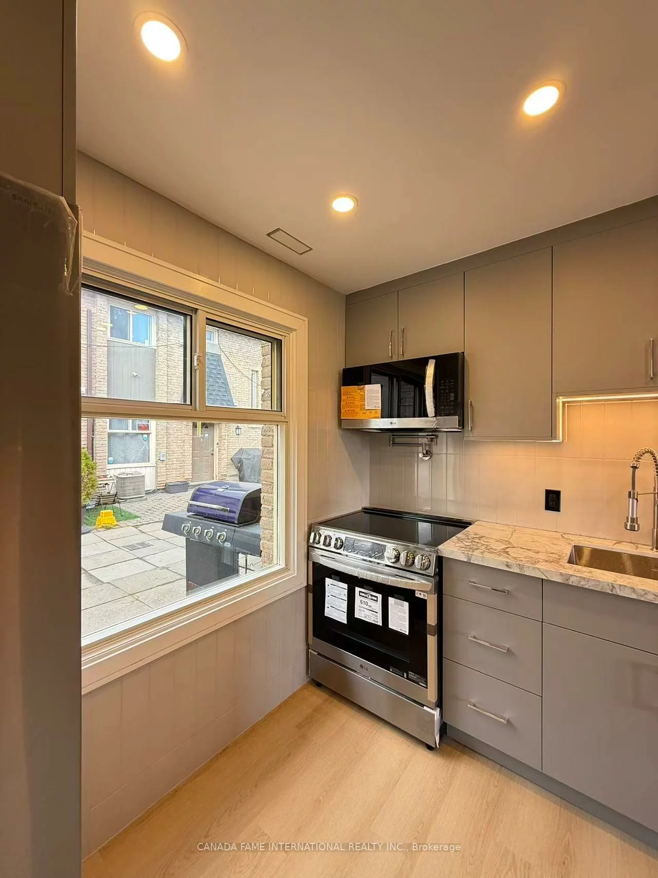 16, Rexdale, Rexdale-Kipling, Toronto