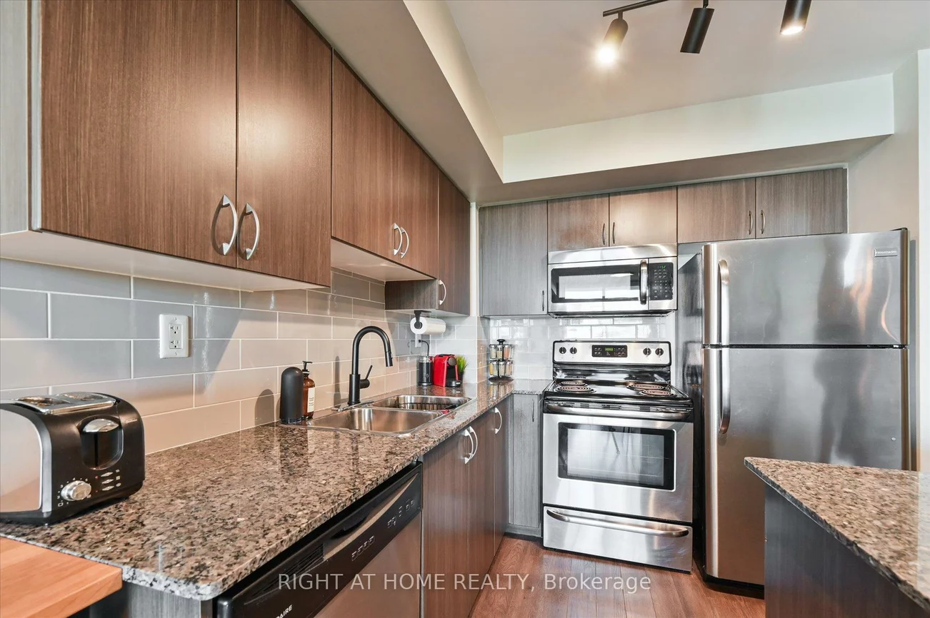 816, Lansdowne, Dovercourt-Wallace Emerson-Junction, Toronto