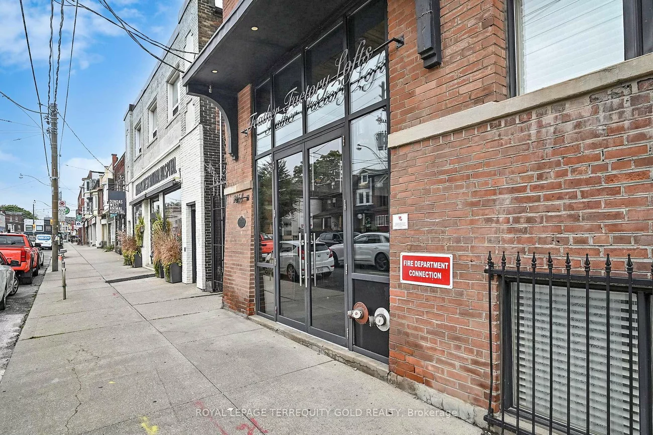 2154, Dundas, Roncesvalles, Toronto