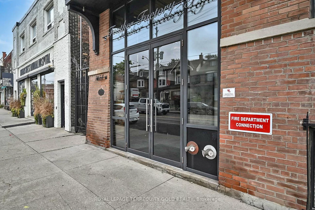 2154, Dundas, Roncesvalles, Toronto