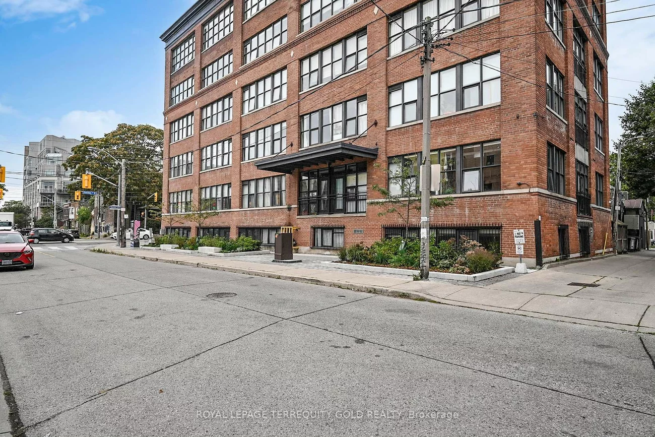 2154, Dundas, Roncesvalles, Toronto