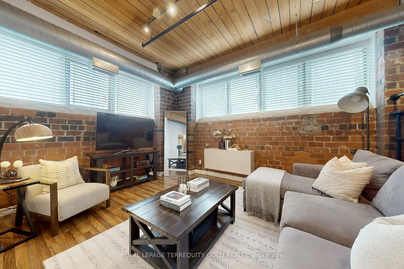 2154, Dundas, Roncesvalles, Toronto