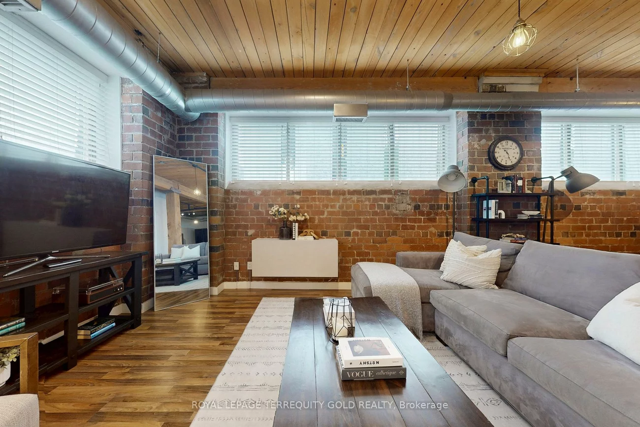 2154, Dundas, Roncesvalles, Toronto