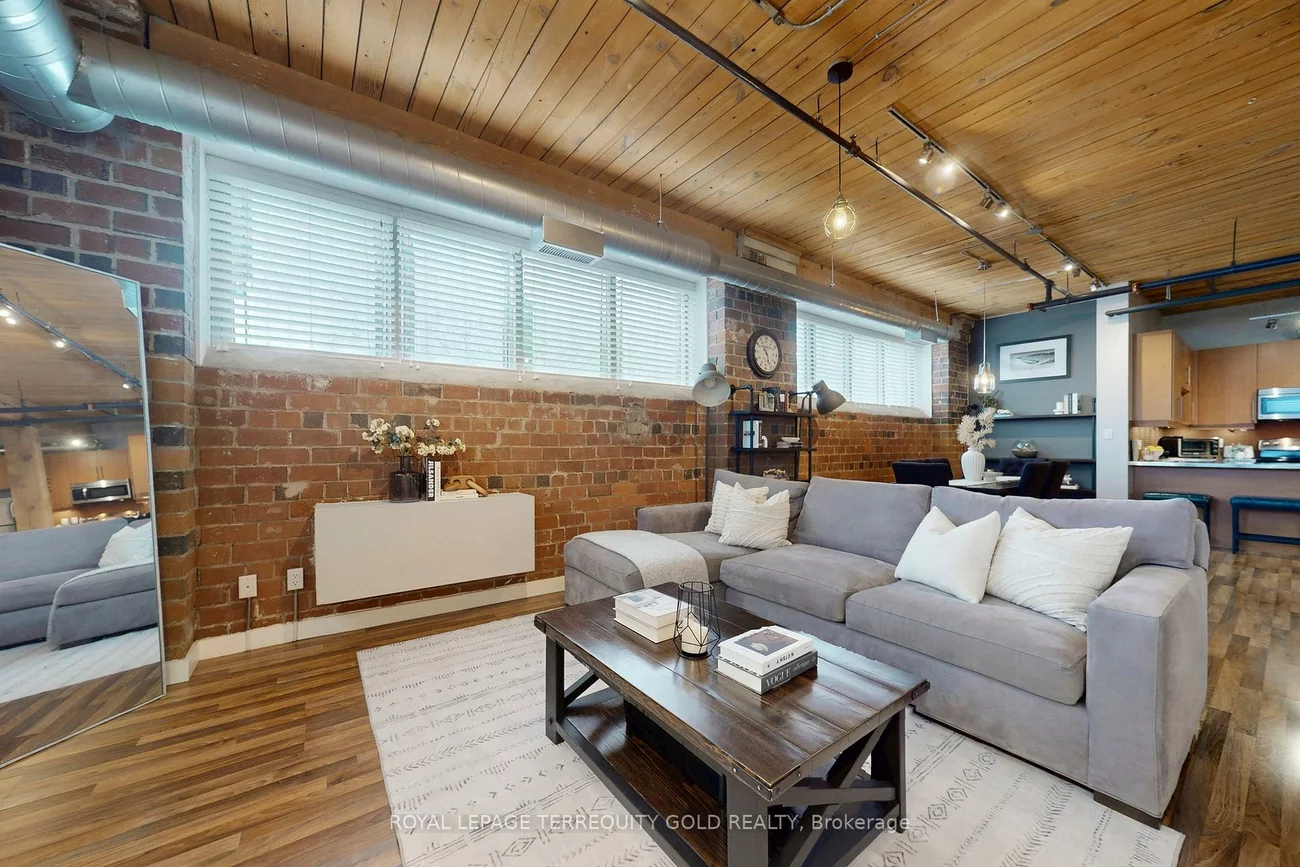 2154, Dundas, Roncesvalles, Toronto