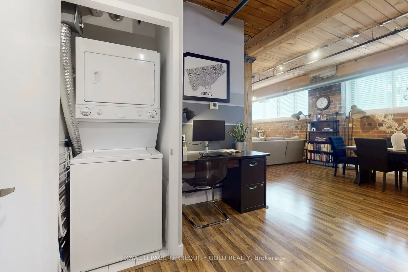 2154, Dundas, Roncesvalles, Toronto