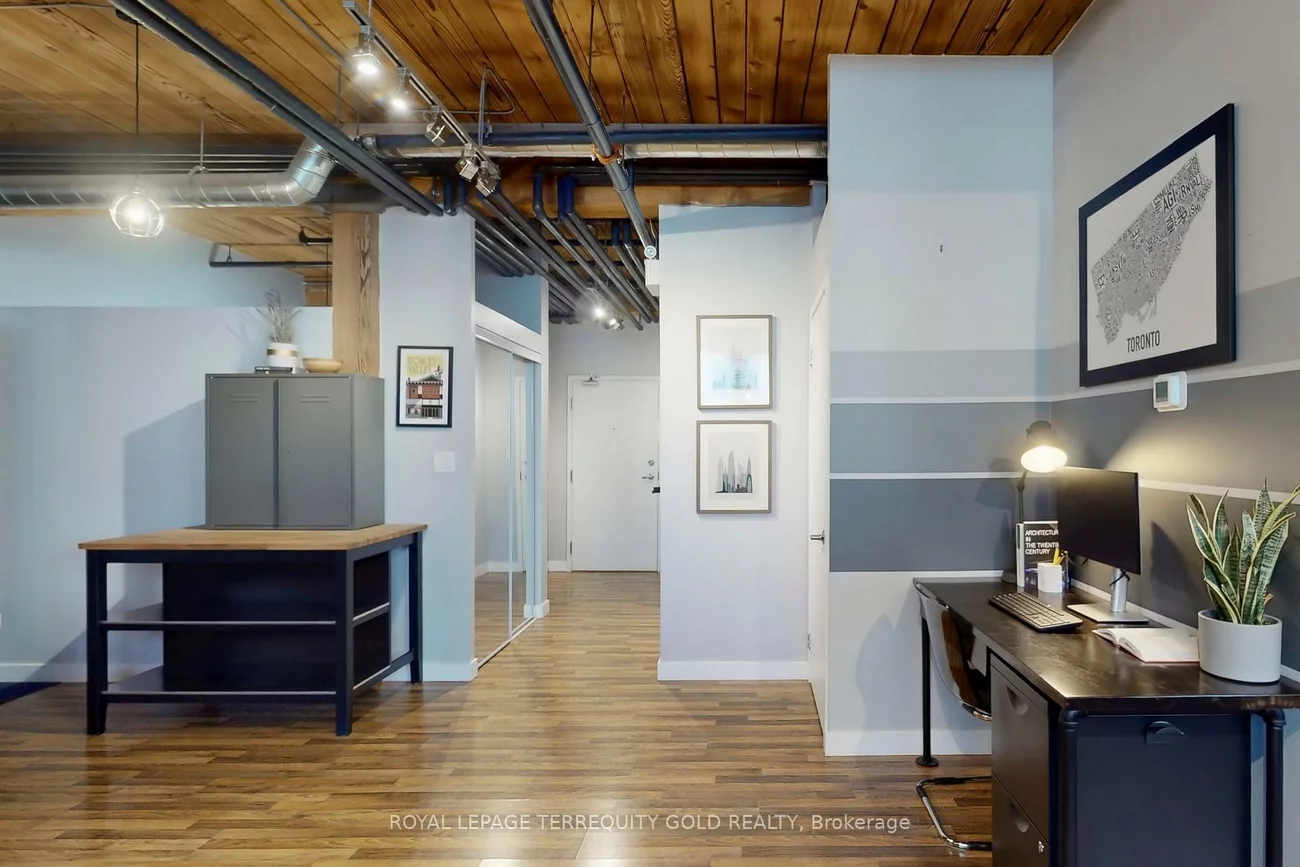 2154, Dundas, Roncesvalles, Toronto