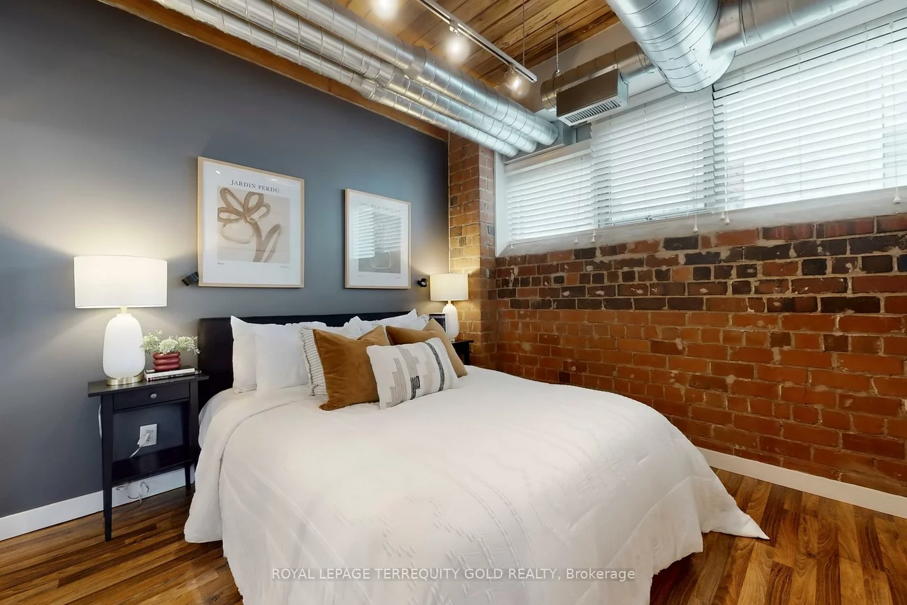 2154, Dundas, Roncesvalles, Toronto