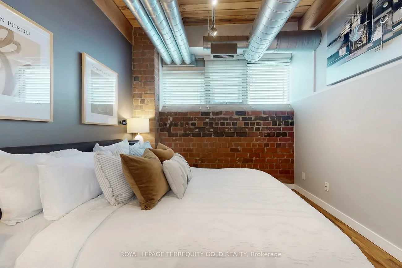 2154, Dundas, Roncesvalles, Toronto