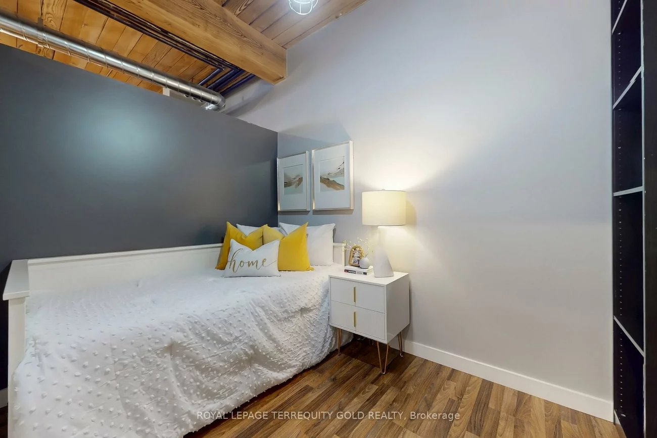 2154, Dundas, Roncesvalles, Toronto