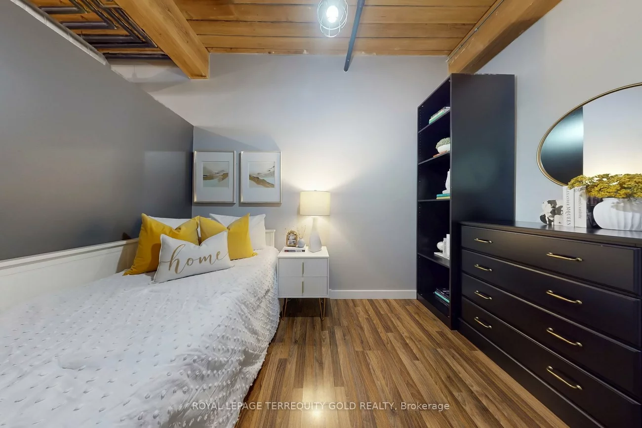 2154, Dundas, Roncesvalles, Toronto