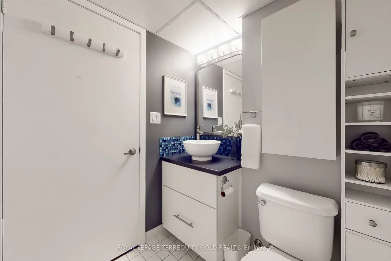 2154, Dundas, Roncesvalles, Toronto