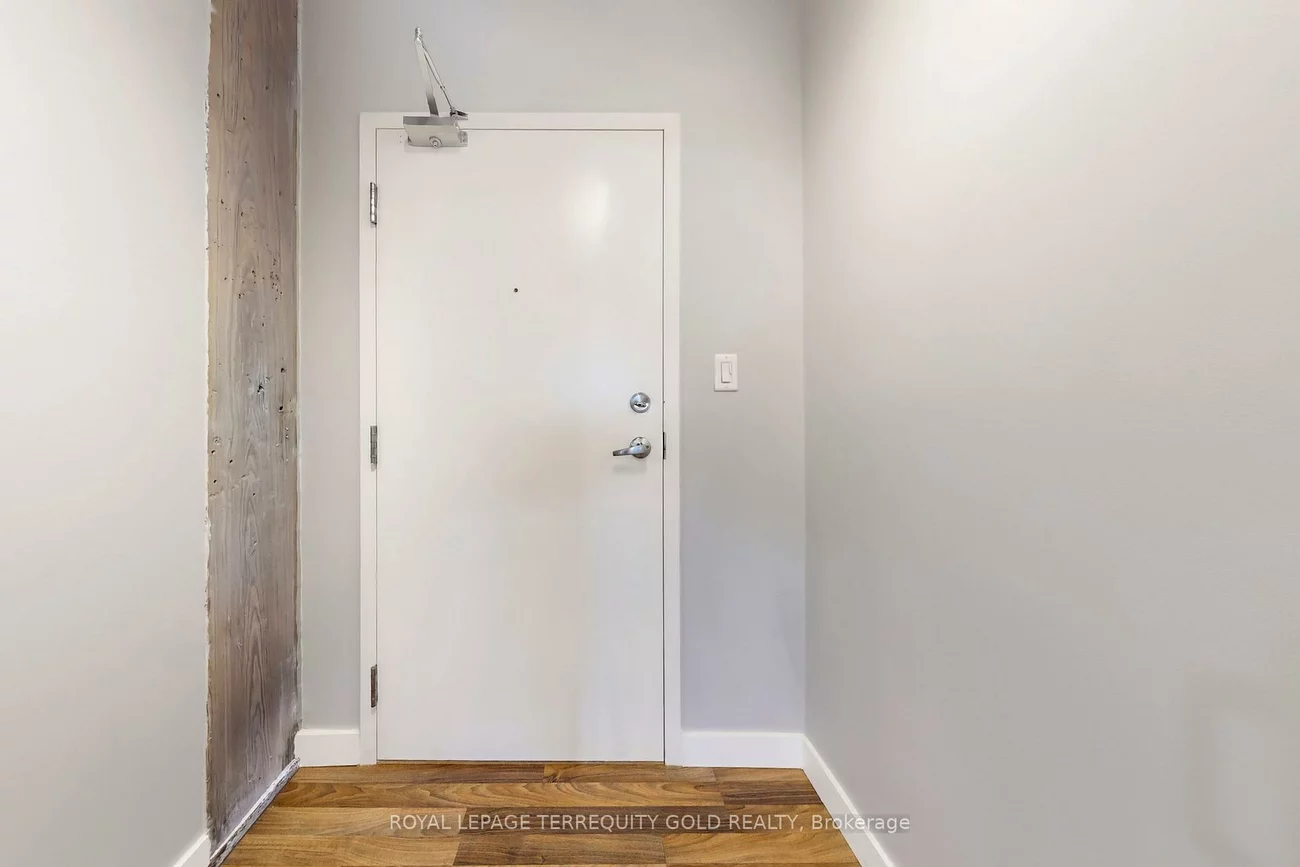 2154, Dundas, Roncesvalles, Toronto