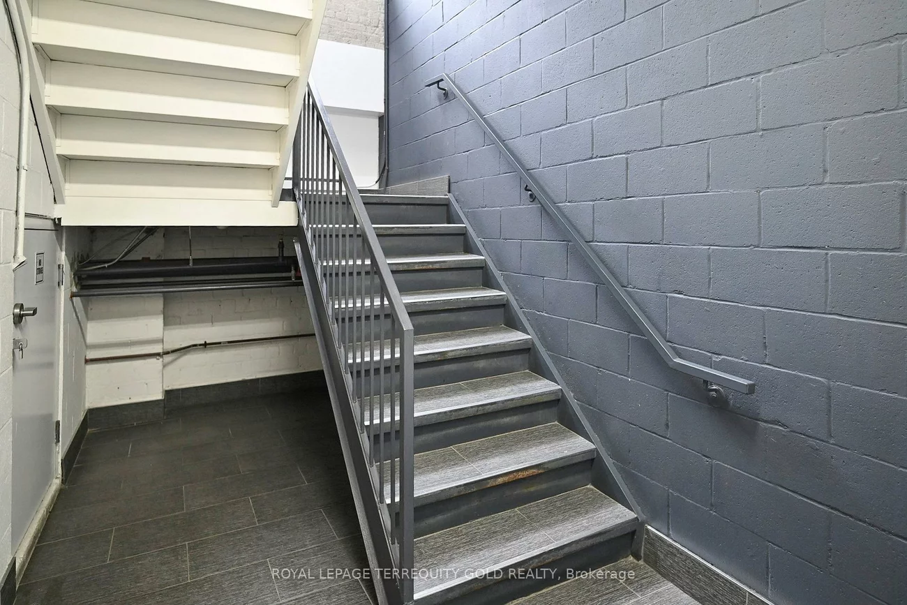 2154, Dundas, Roncesvalles, Toronto