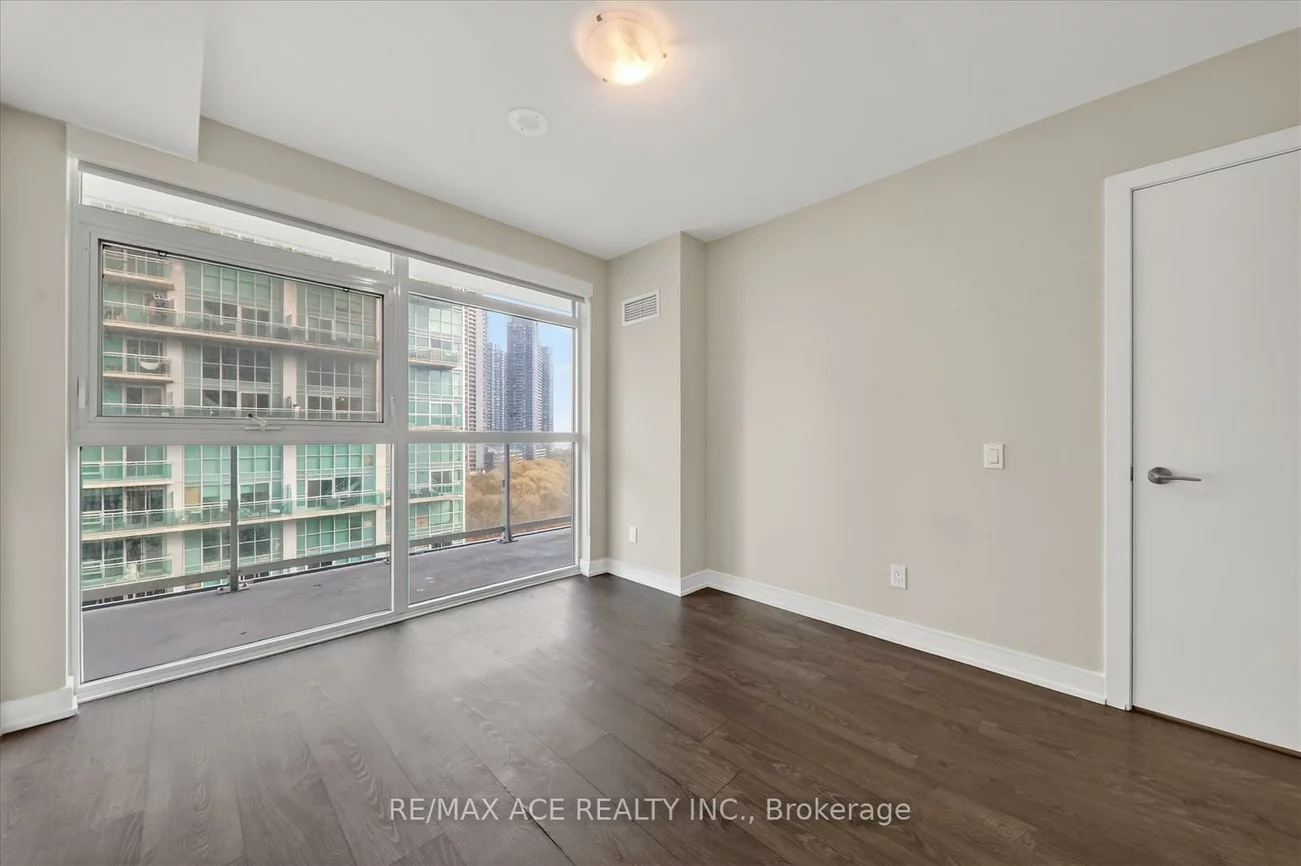 251, Manitoba, Mimico, Toronto