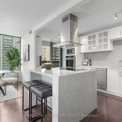 100, Quebec, High Park North, Toronto