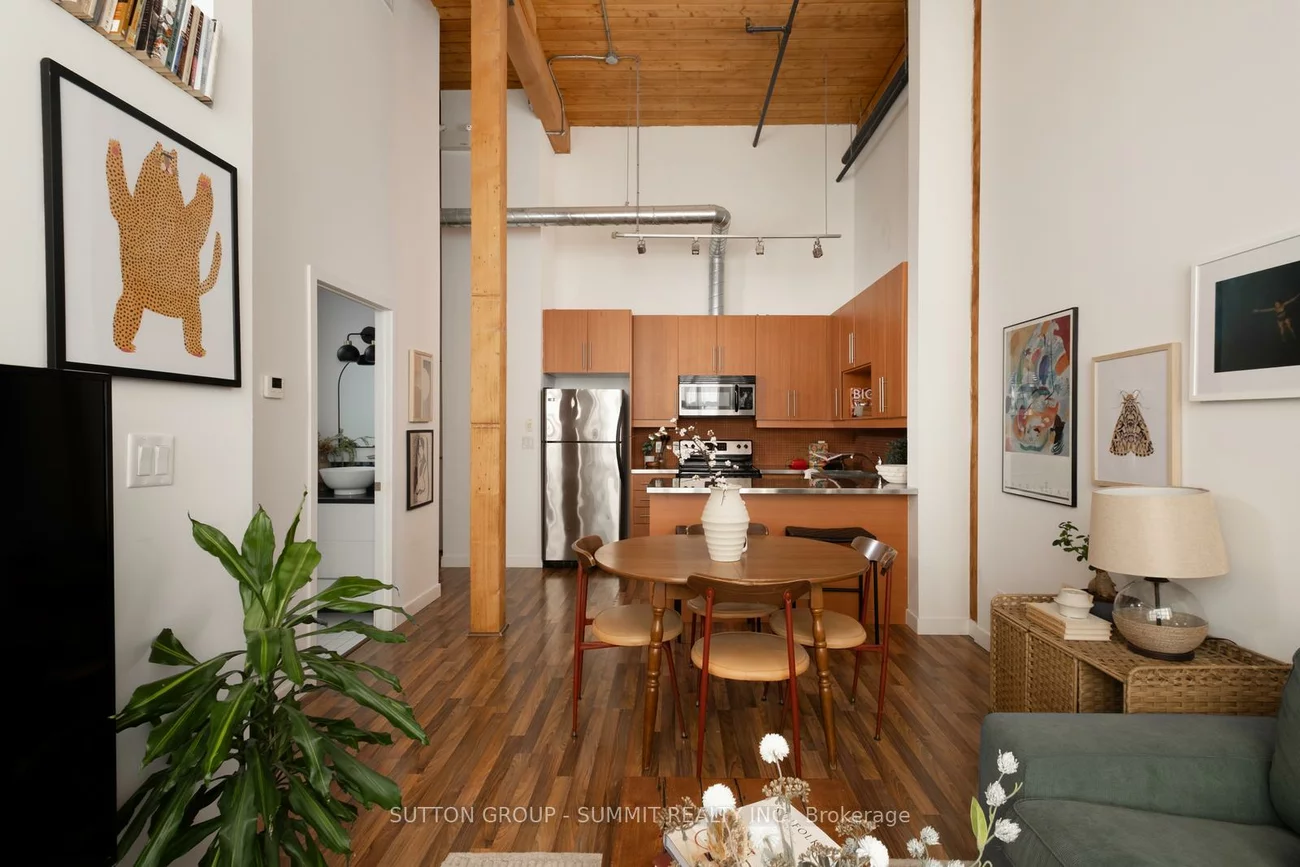 2154, Dundas, Roncesvalles, Toronto