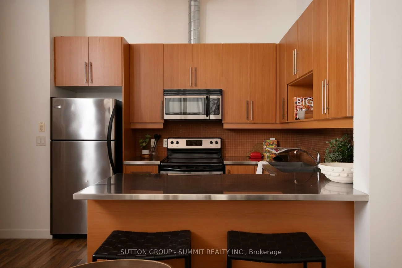 2154, Dundas, Roncesvalles, Toronto