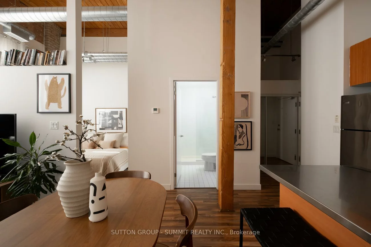 2154, Dundas, Roncesvalles, Toronto