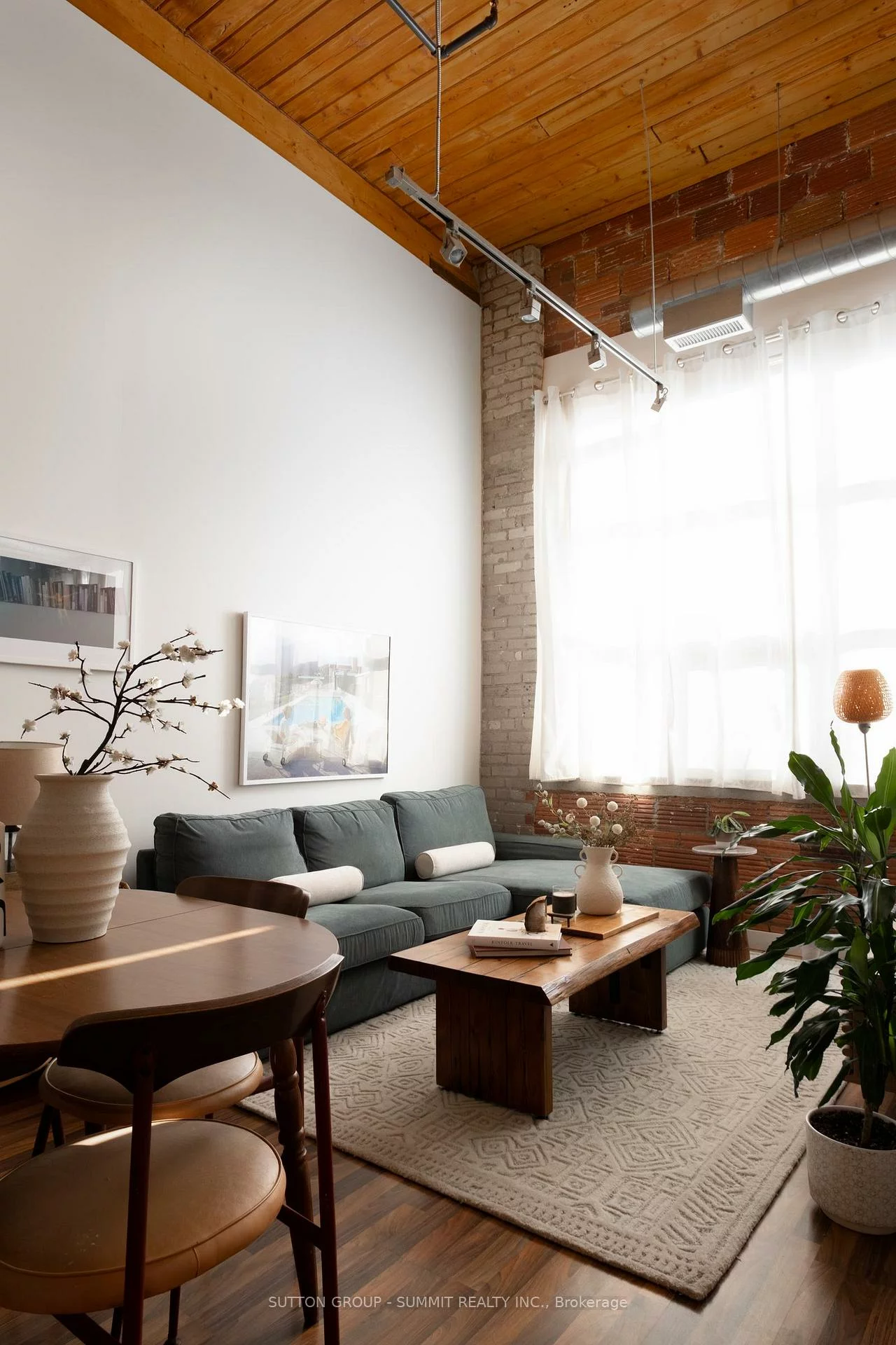 2154, Dundas, Roncesvalles, Toronto