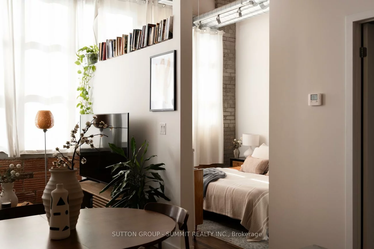 2154, Dundas, Roncesvalles, Toronto