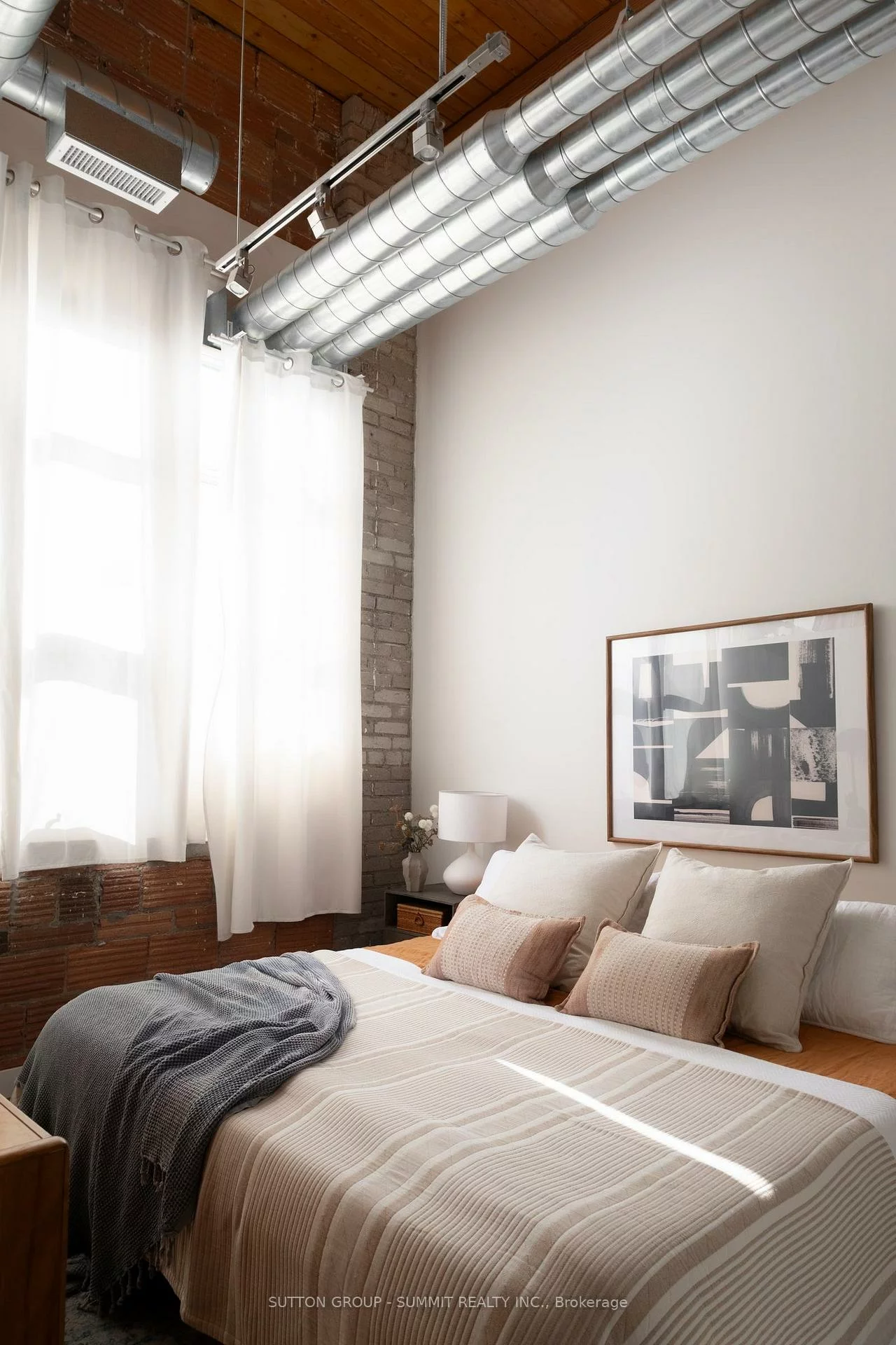 2154, Dundas, Roncesvalles, Toronto