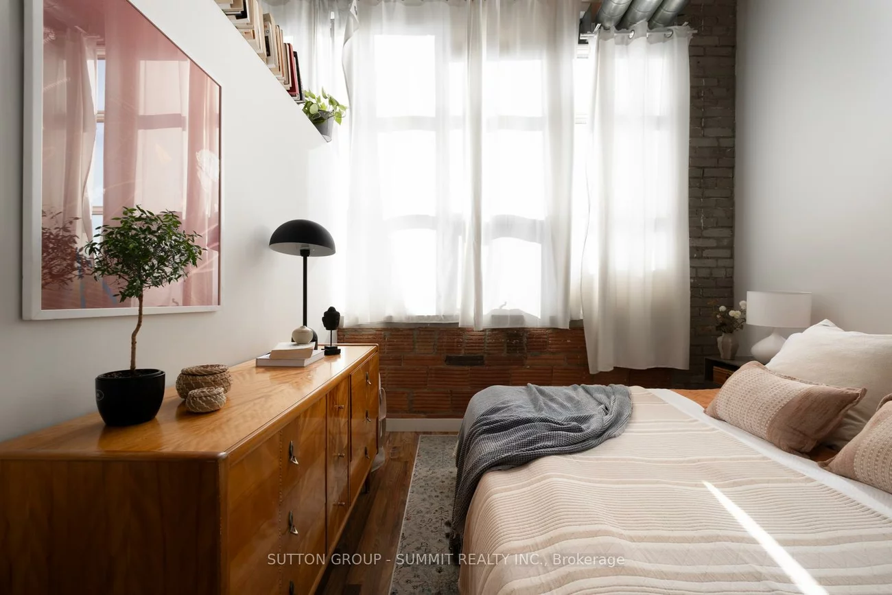 2154, Dundas, Roncesvalles, Toronto