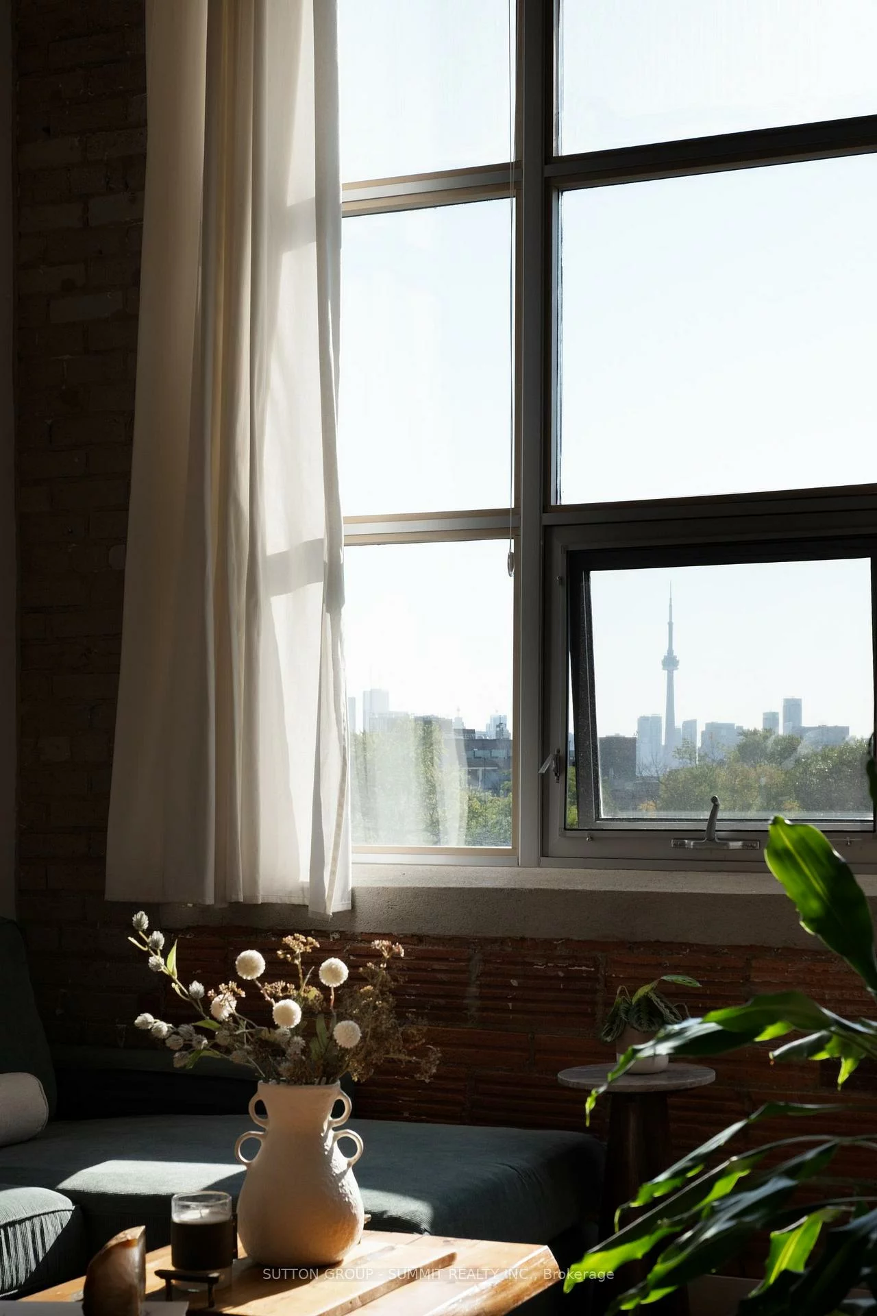 2154, Dundas, Roncesvalles, Toronto