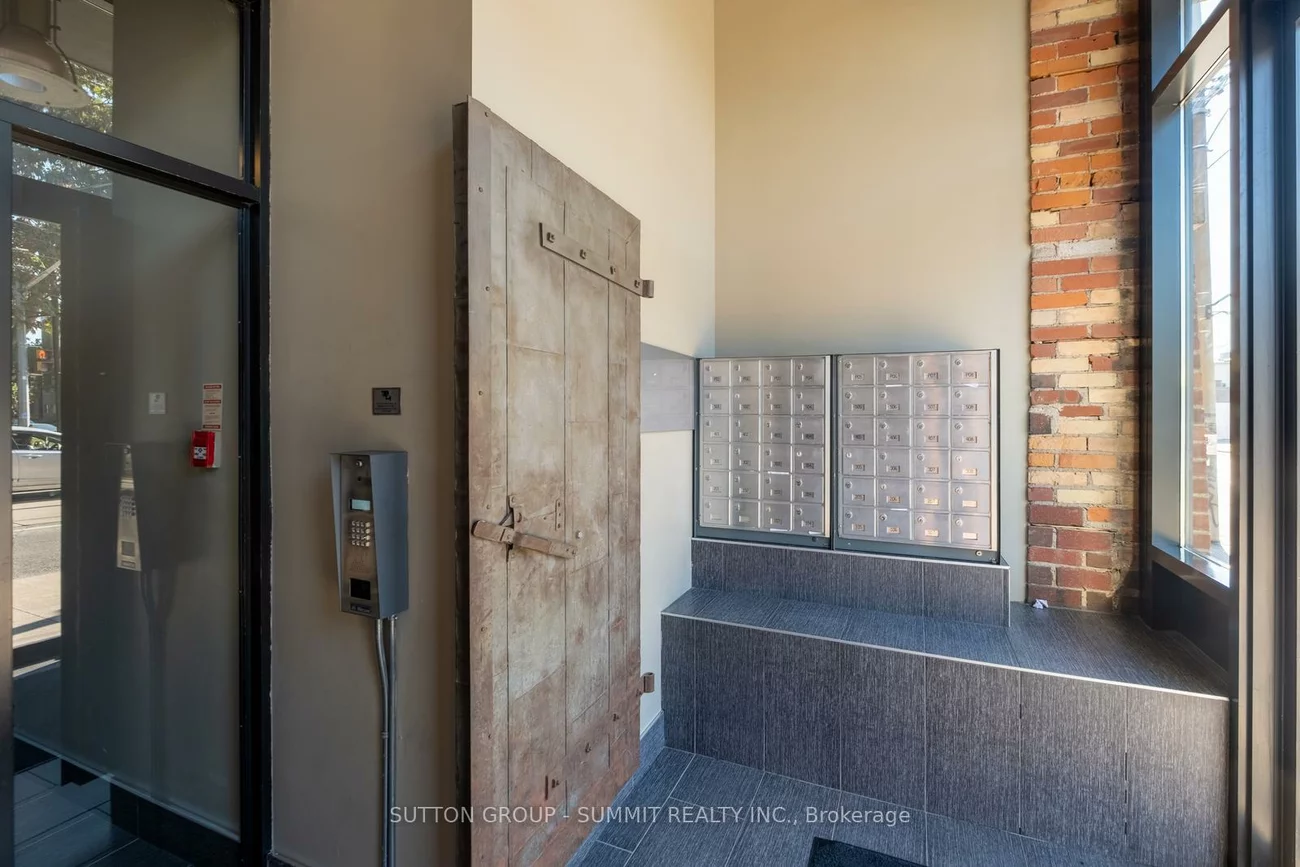 2154, Dundas, Roncesvalles, Toronto